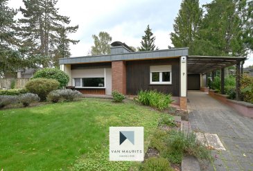 Bungalow à Mertert

Ce bungalow indépendant, construit en 1960, est situé dans la ville de Mertert et offre une surface habitable de 140 m² sur un grand terrain de 1 583 m².
La maison, entièrement de plain-pied, dispose d'un hall d'entrée spacieux de 11 m² menant à un grand salon de 29 m², relié à une salle à manger de 17 m², offrant un agencement ouvert et fonctionnel.

La maison compte quatre chambres, mesurant 15 m², 13 m² et deux de 9 m² chacune, offrant suffisamment d'espace pour une famille.
De plus, il y a un dressing de 3 m² pour le rangement.
La cuisine, bien que compacte avec ses 5 m², est entièrement équipée et remplit efficacement sa fonction.

La salle de bains, d'une surface de 9 m², comprend un WC, un lavabo, une baignoire et une douche pour un usage quotidien pratique.
Une véranda de 35 m² prolonge l'espace de vie, idéale pour les réceptions ou pour profiter de la vue sur le jardin.

Au rez-de-chaussée, vous trouverez également une buanderie de 13 m², une salle technique de 17 m² et deux pièces de rangement, offrant des espaces fonctionnels supplémentaires.
Le garage, de 14 m², est équipé d'électricité et d'une prise d'eau, ce qui en fait un espace pratique pour un véhicule ou une utilisation utilitaire.

Bien que cette maison nécessite des rénovations, elle offre un potentiel important d'amélioration, vous permettant de la personnaliser selon vos préférences.

C'est une structure solide avec des espaces de vie généreux et un grand terrain, prête à être modernisée pour répondre aux standards de vie contemporains. 

Contact : Juha Ahonen 
+352 621 210 753
juha@vanmaurits.lu

