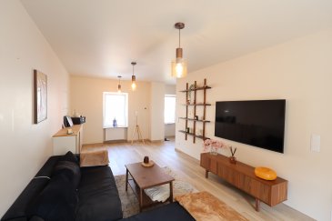 LX2 Immo vous présente, un coup de cœur assuré pour cette magnifique maison entièrement rénovée en 2023, pensée et remodelée dans un style moderne, chaleureux et accueillant.

Dès l'entrée, vous serez séduit par ses volumes, sa luminosité et son ambiance conviviale, idéale pour une famille à la recherche d'un lieu de vie. La maison est prête à accueillir ses nouveaux propriétaires.

La maison développe une surface brute de 227 m², dont environ 130 m² habitables actuellement. Un superbe grenier de +/- 44 m² reste encore aménageable, avec les principales gaines techniques déjà présentes, permettant d'augmenter la surface habitable jusqu'à environ 175 m². Un vrai potentiel supplémentaire pour créer une suite parentale, un espace bureau, une salle de jeux ou des chambres additionnelles.

À l'extérieur, la maison est entourée d'un agréable jardin avec terrasse, parfait pour profiter des beaux jours, recevoir famille et amis ou simplement se détendre au calme. Un emplacement pour une voiture est également disponible devant le garage.

Cette maison est une opportunité rare : vous n'avez plus qu'à poser vos valises et profiter.

La maison se compose comme suit :

Sous-sol :
Cave et garage pouvant accueillir jusqu'à 2 voitures.

Rez-de-chaussée :
Hall d'entrée, living, cuisine équipée, salle à manger et salle de douche.

1er étage :
2 chambres, 1 dressing et une salle de bain.

2e étage :
1 chambre et grenier aménageable.

Une maison moderne, familiale, fonctionnelle et pleine de charme, à visiter sans tarder.