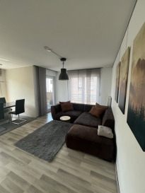 A vendre bel appartement deux chambres à Mondercange. (Commune de Mondercange)

Nous vous proposons ce charmant appartement de 86m² habitables, situé au 1er étage d'une petite résidence récente et bien entretenue, dans la commune prisée de Mondercange.

L'appartement se compose d'un hall d'entrée qui dessert deux chambres, une salle de bains moderne ainsi qu'un WC séparé et un débarras. La partie jour offre un spacieux et lumineux séjour avec une cuisine ouverte entièrement équipée. Depuis le salon, vous accédez à une agréable loggia, parfaite pour profiter des moments de détente en extérieur.

Ce bien dispose également d'un emplacement de parking intérieur, d'une cave privative ainsi que d'une buanderie commune avec machine à laver au sous-sol.

Situé à proximité des commodités, des transports en commun, des axes routiers et des écoles, cet appartement allie confort, fonctionnalité et qualité de vie.

Disponibilité : de suite

Les frais d'agence sont à charge du vendeur.

N'hésitez pas à consulter nos autres biens sur le site www.bisdorff.lu.

Nous sommes à votre disposition, au +352 621 577 770, pour vous aider dans votre recherche et vous proposer des biens adaptés à vos besoins.