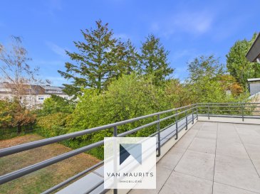 Ce magnifique penthouse, lumineux et entièrement rénové, est situé à Cents, au 3e étage d'une petite résidence bien entretenue, et bénéficie d'un ascenseur privatif, de parquet massif dans l'ensemble de l'appartement ainsi que d'une spacieuse terrasse de ± 77 m² offrant une vue dégagée.

Il offre une surface totale de ± 239 m², dont ± 137 m² habitables.

La porte d'entrée s'ouvre sur un hall de ± 12 m² desservant un lumineux et spacieux séjour de ± 49 m², donnant accès à une belle terrasse de ± 77 m² avec une vue panoramique, une cuisine équipée et aménagée de ± 11 m², trois chambres de ± 10 m², ± 18 m² et ± 22 m², deux salles de bains de ± 4 m² et de ± 8 m² ainsi qu'un WC séparé de ± 2 m².

Au sous-sol de la résidence se trouve un double garage fermé avec porte électrique de ± 26 m².

Détails complémentaires :

- Situation idéale
- Appartement en parfait état
- Rénovation complète en 2026
- Parquet
- Ascenseur
- Chauffage au gaz
- Chauffage par radiateurs
- Double vitrage sur châssis PVC
- Volets électriques
- Porte sécurisée
- Fibre optique
- Ventilation
- Alarme
- Très Grande terrasse
- Exposition SUD
- Double garage fermé
- Écoles, crèches, parcs, aires de jeux, restaurants et commerces à proximité
- Desservi par les transports en commun, gare à proximité

Personne responsable du bien :

Yuliana Dimitrova  
Tel: +352661 50 27 19  
Email : yuliana@vanmaurits.lu