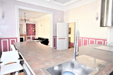 Bel appartement de caractère de 134m2 en hyper centre..  Au premier étage, appartement de caractère T4 comprenant : cuisine équipée ouverte sur salon/séjour de 56m2, 2 chambres de 21m2 chacune, belle salle de bains moderne, WC. Belles prestations, moulures sous plafond. A découvrir rapidement !!!