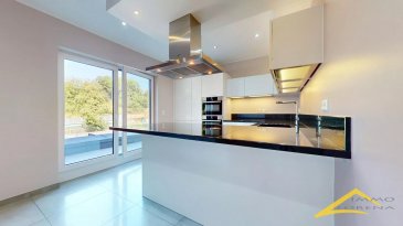 L'agence Immo Lorena Lux Sarl vous invite à découvrir cette charmante maison idéale pour une famille, répartie sur plusieurs niveaux. Elle est idéalement située au calme, dans une impasse à Rodange.
Description du bien

Rez-de-chaussée :
Garage : 15 m²
Espace rangement : 11,75 m²
Cave : 3,26 m²
Chaufferie : 2,14 m²

1er étage :
Couloir : 9,34 m²
Cuisine : 14,43 m²
Salon : 22,96 m²

2ème étage :
Couloir : 11 m²
Chambre 1 : 16,66m2
Chambre 2 : 14,43 m²
Salle de bain : 5,36 m²


3ème étage :
Couloir : 11 m²
Chambre 3 : 14,40 m²
Chambre 4 : 14,85 m²
Salle de bain : 5,30 m²
Extérieur :Terrasse : 21,74 m² et jardin

Caractéristiques de la maison : 

Récupérateur d'eau de pluie (7500 litres) pour 
- jardin - arrosage
- toilettes
- robinet garage
Maison bâtie en 2012
Confort thermique : Triple vitrage et chauffage au sol
Volets électriques - 4 télécommandes fenêtres VELUX
Énergie : Chaudière au gaz condensation
Stationnement : Garage privatif inclu
Situation idéale : rue paisible et sans issue

Avantage financier : Aucun frais d'agence pour le futur acquéreur. Une opportunité rare à visiter sans tarder !

Contact et visites
Pour toute information complémentaire ou pour planifier une visite, contactez-nous :
Joanna RICKAL : +352 621 365 640

L'agence Immo Lorena est à votre entière disposition pour vous accompagner dans toutes vos recherches ainsi que pour vos transactions de location et de vente au Luxembourg, en France et en Belgique.