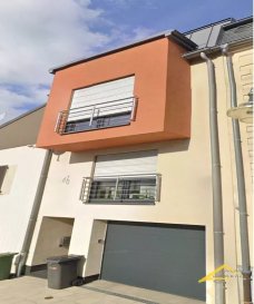 L'agence Immo Lorena Lux Sarl vous invite à découvrir cette charmante maison idéale pour une famille, répartie sur plusieurs niveaux. Elle est idéalement située au calme, dans une impasse à Rodange.
Description du bien

Rez-de-chaussée :
Garage : 15 m²
Espace rangement : 11,75 m²
Cave : 3,26 m²
Chaufferie : 2,14 m²

1er étage :
Couloir : 9,34 m²
Cuisine : 14,43 m²
Salon : 22,96 m²

2ème étage :
Couloir : 11 m²
Chambre : 14,43 m²
Salle de bain : 5,36 m²
Living / Séjour : 16,66 m²

3ème étage (Combles) :
Couloir : 11 m²
Chambre 2 : 14,40 m²
Chambre 3 : 14,85 m²
Salle de bain : 5,30 m²
Extérieur :Terrasse : 21,74 m²

Caractéristiques de la maison : 

Récupérateur d'eau de pluie pour le jardin
Maison bâtie en 2012
Confort thermique : Triple vitrage et chauffage au sol
Énergie : Chaudière au gaz efficace
Stationnement : Garage privatif inclus
Situation idéale : Nichée dans une rue calme et sans issue

Avantage financier : Aucun frais d'agence pour le futur acquéreur !Une opportunité rare à visiter sans tarder !

Contact et visitesPour toute information complémentaire ou pour planifier une visite, contactez-nous :
Joanna RICKAL : +352 621 365 640
Vitor Pires : +352 691 761 110

L'agence Immo Lorena est à votre entière disposition pour vous accompagner dans toutes vos recherches ainsi que pour vos transactions de location et de vente au Luxembourg, en France et en Belgique