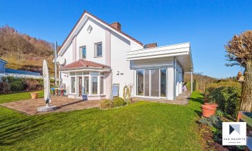 Située à Schuttrange, cette belle villa vous séduira par ses volumes, ses finitions soignées et matériaux de qualité. Le charme de son bow window et les grandes baies vitrées en font une maison lumineuse. Construite en 1993, la maison a été modernisée et agrandie en 2014 et 2018. La pose de panneaux photovoltaïques en toiture lui confère une autonomie d’électricité totale.
Au rez-de-chaussée, un spacieux hall d'entrée ± 11 m² avec toilette séparée ± 2 m² donne accès au salon ± 37 m² doté d'un insert moderne, de larges baies vitrées et équipé « Dolby Surround ». S'en suit une salle à manger ± 33 m² (séjour en « L ») suivie d'une cuisine équipée et aménagée ± 33 m² (mobilier et électroménagers Berbel et Miele). A ce même étage se trouvent une chambre ± 10 m², une anti-chambre/dressing ± 5 m², une salle de douche ± 5 m² avec lavabo simple et enfin, un bureau ± 9 m².
Au 1er étage, un palier ± 10 m² dessert une première chambre ± 22 m² avec 2 dressing de ± 6 m² chacun, trois chambres de ± 14, 13 et 10 m², la salle de bain ± 15 m² avec baignoire et douche ayant toutes deux les fonctions d’un « spa » et 2 lavabos.
Au sous-sol, un palier ± 5 m² conduit vers la cave à vin ± 7 m² et la buanderie ± 10 m². Ensuite, un hall d’environ 7 m² dessert la chaufferie ± 3 m², le garage pour 2 voitures (en enfilade) ± 46 m², un débarras ± 10 m², une salle de cinéma équipée ± 18 m² et une salle de détente (yoga) ± 23 m².

En plus :

Cave supplémentaire sous terrasse ± 6 m² ;
Terrasse couverte orientée ouest et une terrasse ± 45 m² orientée sud. Toutes deux possèdent un sol en pierres naturelles.
Energie: panneaux photovoltaïques, doubles murs, triple vitrage ;
Sécurité : alarme, caméra vidéo-surveillance, porte d’entrée anti-effraction, ...
Jardin aménagé, distribution eau, 2 terrasses dont une couverte et une avec équipée d'une marquise (±1 are supplémentaire au fond du jardin est loué à la commune pour 25€ par an)
 
Détails complémentaires :

Jardin joliment arboré et clos ;
Espace pour 3 voitures à l’extérieur ;
Grenier isolé mais non aménagé ;
Chauffage au gaz ;
Commune très appréciée et recherchée de par sa tranquillité et sa proximité avec Luxembourg-Ville.