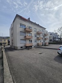 Immo Nordstrooss vous présente ce lumineux appartement situé dans une résidence bien entretenue de seulement 4 unités, construite en 1971 à Luxembourg-Beggen.  

D'une superficie d'environ 74.46 m², l'appartement bénéficie d'un agencement fonctionnel et se compose comme suit :  

-Hall d'entrée avec des armoires encastré
-Spacieux séjour 
-Cuisine entièrement équipée nouvelle de 2024 donnant vers balcon sans vis à vis 
-Deux belle chambres à coucher 
-Salle de douche de 2017 

Au sous-sol, un grand garage fermé (box) avec un espace de rangement ainsi qu'une buanderie et une cave privatif complètent ce bien et sont inclus dans le prix de vente.  

Son emplacement constitue un véritable atout : à proximité immédiate, vous trouverez commerces, supermarchés, restaurants, transports en commun, écoles ainsi que toutes les commodités du quotidien. Le centre de Luxembourg-Ville est également rapidement accessible.

Pour tout renseignement complémentaire ou information veuillez nous contacter par email info@immonordstrooss.lu ou par Tél: 691 850 805.

Proposition de crédit/financement à taux compétitif auprès des banques Luxembourgeoise incluse dans nos services gratuits.