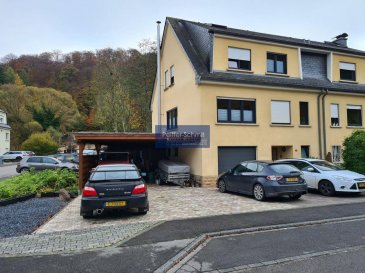 En situation agréable, dans une rue à très faible trafic, cette maison solide se présente comme suit:
Rez de Jardin: Spacieux hall d\'entrée avec vestiaire, WC séparé, chaufferie, grand garage pour une voiture.
Accès vers la terrasse.
A l\'étage: Belle cuisine équipée récente avec accès vers une petite terrasse avec marquise et rampe d\'escaliers vers la grande terrasse au rez de jardin, living-salle à manger avec poêle à bois, bureau.
2ième étage: 3 chambres, salle de douche meublée, douche plein pied, 2 lavabos, WC.
Combles: 1 chambre spacieuse.
Extérieur: Car-port pour 2 voitures, espace parking pour 4 voitures, abris +-16m2, terrasse de +-35m2

Divers commerces et école primaire à proximité, maison relais, crèches dans la localité.
Grandes surfaces à Junglinster (10Km)
Luxembourg-Ville à 26km
Ref agence : 726121