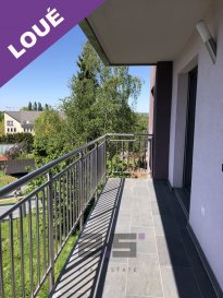 A.S. Real Estate, vous propose à la location un bel  appartement de +/- 61 m² avec balcon situé au premier étage d'une résidence dans une rue calme du Centre de Schifflange.

Celui-ci se compose d'un hall d'entrée, d'une chambre de +/- 14.50m², d'une cuisine équipée ouverte sur un living de +/- 30m² avec accès à un balcon de +/- 7,50m², d'une pièce pour un bureau et d'une salle de douche avec w.c..

Une cave privative et un emplacement de parking intérieur complètent ce bien.

Pour tous renseignements ou pour convenir d‘une éventuelle visite, veuillez nous contacter au (+352) 621 274 674