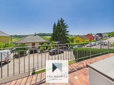 Cette luxueuse et lumineuse maison individuelle située au calme sur les hauteurs d'Ettelbruck a été entièrement rénovée en 2022 avec des matériaux haut de gamme. Construite sur un terrain de 7,27 ares qui est piscinable.

Elle se compose comme suit :

Au rez-de-chaussée : d'une grande entrée de ± 30m² qui dessert une chambre de ± 15m² avec sa salle de douche de ± 6m² ; d'une pièce de 6m² prévue pour un sauna ou autre usage ; d'une buanderie de ± 10m² ; un grand garage de ± 43m² pour 2 voitures ainsi que 2 emplacements à l'extérieur.

Au rez-de-jardin : le palier ouvre sur une magnifique pièce de vie de ± 86m² et comprend la partie salon avec sa cheminée, la cuisine équipée et la partie salle à manger ; Une chambre de ± 12m² avec sa salle de douche de ± 7m². Un large balcon domine la vallée orientée plein sud et sur l'arrière surélevé le jardin profite aussi de la vue à 180°. Une autorisation de la commune pour une piscine de 8x4m.

Au 1er étage : le palier dessert deux grandes chambres de ± 37m² et ± 25m² chacune avec sa salle de douche. Un pré-installation existe dans la grande chambre pour l'installation d'une baignoire balnéo.

Le passeport énergétique est C / E.

Equipements de cuisine haut de gamme  
Triple vitrage  
Adoucisseur d'eau  
Volets et velux électriques  

Contact : Jimmy de Brabant - tél : +352 661 167 494 - email : jimmy@vanmaurits.lu