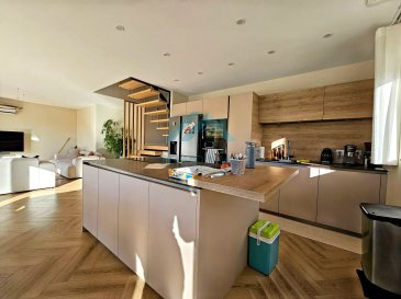 Belardimmo vous propose en exclusivité une magnifique maison moderne de 2024 ( encore sous décennale), située à Beyren les Sierck, d'une surface d'environ 132m² habitables sur un terrain de 4 ares.

La maison est composée comme suit:

RDC:

- Hall d'entrée
- Suite parentale avec dressing et salle douche
- WC séparé
- Accès buanderie et garage 2 voitures
- Piece à l'arrière du garage pour joueur de musique ou streamer

Demi niveau:

- Grand espace de vie salon/ séjour
- Cuisine équipée avec ilot
- Accès à la grande terrasse et jardin

A l'étage:

- 2 grandes chambres
- Un dressing
- Un wc séparé
- Une salle de douche


Equipement:

- Chauffage au sol 
- Climatisation
- Double vitrage
- Isolation intérieur

Pour plus d’informations, contactez M. David Kempf au 00 352 621 631 841 ou par mail : david.kempf16@gmail.com