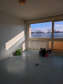 Appartement T2 43.17 m2   balcon   cave à Montigny les Metz. A Vendre T2 AU 3émé étage avec ascenseur, à deux pas du Lycée Jean XXIII de Montigny les Metz, à proximité ,disponible de toute occupation.  Travaux à prévoir.
comprenant : un couloir avec placard distribuant, un séjour donnant sur un grand balcon, une cuisine indépendante, une chambre avec placard, une salle de bain avec wc , une cave. Charges 150 €/mois comprenant : chauffage collectif gaz, eau froide eau chaude , ascenseur, commun. reste à charge l'électricité.

