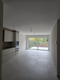 A louer: appartement d'exception à Cents ? Élégance, confort et nature

Découvrez ce magnifique appartement neuf de 70 m, situé au cœur du quartier prisé de Cents à Luxembourg.
Construit en 2025 selon les plus hauts standards énergétiques (classe A), ce bien allie 
design contemporain, fonctionnalité et qualité de vie.
L'espace de vie lumineux s'ouvre sur une cuisine équipée haut de gamme, parfaite pour vos moments de convivialité. Il permet d'accéder plain pied à la grande terrasse et au grand jardin privé.
L'appartement se compose d'une chambre spacieuse, d'une salle de bain raffinée, d'un WC séparé, et offre des prestations rares :
- garage intérieur + parking extérieur
- Jardin paysager de 300 m² et terrasse ensoleillée de 50 m²
- Buanderie commune, grande cave privée, local à vélos et ascenseur
- Accès adapté aux personnes à mobilité réduite

Disponible à partir du 01/12/2025, ce bien offre un cadre de vie à la fois moderne, serein et exclusif.

Le privilège de vivre à Cents
Quartier résidentiel recherché, Cents séduit par son atmosphère paisible, sa proximité du centre-ville et ses espaces verts propices à la détente. Vous y trouverez écoles, commerces de qualité, restaurants raffinés et infrastructures de santé à quelques pas seulement. Les transports en commun gratuits assurent une mobilité optimale à travers tout Luxembourg.

Une adresse rare, une opportunité unique!
Offrez-vous le confort d'un bien neuf dans un environnement d'exception.
Contactez Natacha Bivort dès aujourd'hui au ?? 661 33 44 22
ou via le formulaire pour organiser une visite personnalisée.

Vivez l'élégance, vivez Cents!