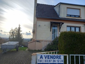 
NOUS VENDONS au 3 de la rue Ravel 
à BOUZONVILLE (57320), à proximité 
immédiate des services et commerces ;

une maison de cité mitoyenne d’un seul côté,
établie sur un terrain clos de 3.62 ares. 


Elle offre une surface habitable de 85.67 m2 sur deux 
niveaux comprenant :

Au rez de chaussée :


Une entrée de 4.66 m2
Une cuisine de 13.64 m2 avec accès balcon de 11.30 m2
Un salon séjour de 26.47 m2
Un WC séparé, avec lave-mains 


A l’étage :


Trois chambres de 16.68 – 10.17 et 9 m2
Une salle de bains et douche de 3.69 m2


L’ensemble sur un sous-sol complet comprenant des espaces de rangement,
un local de chaufferie, ainsi qu’un garage pour le stationnement d’un véhicule.


*** Chauffage central combiné au bois et fuel 
*** La maison est reliée à l’assainissement collectif

LE BIEN EST IMMEDIATEMENT DISPONIBLE !

CONTACT :

Solange PIRAS – Agent commercial EI
au : 06 29 05 51 96

Mail : abel.piras@gmail.com

NB : Les frais d’agence sont à la charge du vendeur. 
