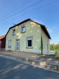 Maison individuelle 6 pièces 154 m². À Diemeringen, Nord Sud Immobilier vous propose cette maison individuelle construite en 1930, divisée en deux appartements indépendants, idéale pour un investissement locatif, une habitation bi-familiale ou un projet familial.

Le bien dispose d'une entrée principale commune permettant d'accéder aux deux logements.

Le premier appartement, d'une superficie de 67,80 m², comprend 3 pièces : une entrée, une cuisine non équipée, un salon, deux chambres ainsi qu'une salle de bains avec WC.

Le second appartement, situé à l'étage, offre une superficie de 72,50 m² et se compose également de 3 pièces. Il comprend un dégagement ouvert pouvant être aménagé selon vos besoins, une cuisine non équipée, trois chambres, une salle de bains et un WC indépendant.

La maison bénéficie également d'un sous-sol complet comprenant un dégagement, trois caves ainsi qu'un garage pouvant accueillir deux à trois véhicules en enfilade.
Chaque appartement dispose de sa propre chaudière individuelle au gaz ainsi que de son compteur électrique.

À l'extérieur, vous profiterez d'une cour arrière avec un garage indépendant permettant de stationner un véhicule, de deux places de stationnement à l'avant de la maison, le tout sur un terrain de 13,45 ares.

Les informations sur les risques auxquels ce bien est exposé sont disponibles sur le site Géorisques : www.georisques.gouv.fr

Contact Nord Sud immobilier à Diemeringen, Rohrbach les Bitche, Bitche et Sarreguemines.