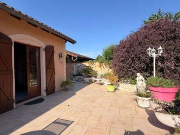 A Terville, maison de 150 m2 sur 6 ares de terrain. Au calme au fond d'une impasse, agréable maison individuelle de 160 m² habitables, construite en 1995, implantée sur un terrain de 6 ares.
Elle offre un bel espace de vie lumineux avec cuisine ouverte sur le séjour et accès direct à la terrasse. La maison dispose de 3 chambres, d'une grande salle de bains, ainsi que d'une vaste mezzanine pouvant accueillir un bureau ou un espace détente.
Côté pratique, vous bénéficierez également d'une lingerie, d'un garage et surtout d'un immense second garage-atelier offrant de nombreuses possibilités pour les artisans, collectionneurs ou amateurs de bricolage.
Les informations sur les risques auxquels ce bien est exposé sont disponibles sur le site Géorisques : www.georisques.gouv.fr » 
Renseignements et visites : 
- Karine Karas : 06 08 31 19 87
- Katia Moriceau : 06 75 66 99 25 (4.00 % d'honoraires TTC à la charge de l'acquéreur.)