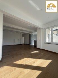 Situé au rez-de-chaussée d'une petite résidence intimiste de seulement trois unités, au coeur du très recherché quartier de Belair à Luxembourg-Ville, ce superbe appartement de 72 m² a bénéficié d'une rénovation complète et offre des prestations modernes et soignées.

L'appartement se compose d'un agréable séjour avec salon et cuisine ouverte entièrement équipée, bénéficiant d'un électroménager neuf. L'espace de vie se prolonge vers un spacieux balcon orientée sud, idéal pour profiter d'un espace extérieur en pleine ville.

La partie nuit comprend deux chambres à coucher, une salle de douche moderne ainsi qu'un WC séparé.

Entièrement rénové, l'appartement bénéficie notamment de parquet, de nouveaux équipements et de finitions contemporaines, dans une atmosphère élégante et chaleureuse.

Un bien clé en main, idéal pour une résidence principale comme pour un investissement patrimonial, dans l'un des quartiers résidentiels les plus prisés de Luxembourg-Ville.

Prix de vente : 980 000 €