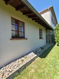 EXCLUSIVITÉ - Propriété de caractère. En exclusivité, Nord Sud Immobilier a le plaisir de vous présenter cette belle propriété située dans le village d'Eschwiller. Construite entre 1940 et 1945, elle saura vous séduire par son caractère authentique et son potentiel d'aménagement. Avec deux logements indépendants et une dépendance équipée d'un garage, cette maison représente une opportunité idéale pour une grande famille ou un projet locatif, tel qu'un gîte ou un Airbnb.

Logement principal :
*Sous-sol complet avec un dégagement, une cave, une pièce de rangement et une chaufferie.
*Rez-de-chaussée avec un hall d'entrée, qui dessert une cuisine, une salle à manger ouverte sur le salon, ainsi qu'une salle d'eau avec WC.
*Etage avec un palier, 3 chambres à coucher et une salle de bain.

Bonus : Les combles sont aménageables, offrant la possibilité d'agrandir le logement selon vos besoins (chambres supplémentaires, bureau ou espace de loisirs).

Logement secondaire : Indépendant et modulable :
*Rez-de-chaussée : Cuisine donnant accès à une terrasse et au jardin, séjour lumineux, salle d'eau avec WC. 
*Etage avec une mezzanine qui offre de nombreuses possibilités : bureau, chambre, ou même un espace détente.
Cet espace peut être facilement transformé en gîte, en Airbnb ou simplement être réservé à un membre de la famille.

Dépendance : Une extension au potentiel immense :
*Garage pouvant accueillir au moins deux véhicules et espace de stockage.
*Plateaux aménageables que vous pouvez aménager selon vos envies.

La maison bénéficie d'un grand terrain plat de 14 ares, clos et entretenu, agrémenté de nombreux arbres fruitiers, idéal pour profiter des beaux jours.

L'ensemble du gros oeuvre de la maison a été réalisé avec des matériaux de qualité et est en bon état.

Cette maison, à la fois familiale et indépendante, offre une multitude de possibilités pour s'adapter à vos projets de vie. Que ce soit pour y habiter ou pour exploiter son potentiel locatif, elle saura répondre à vos attentes. À ne pas manquer !

Les informations sur les risques auxquels ce bien est exposé sont disponibles sur le site Géorisques : www.georisques.gouv.fr

Contact Nord Sud immobilier à Rohrbach les Bitche, Bitche, Diemeringen et Sarreguemines.