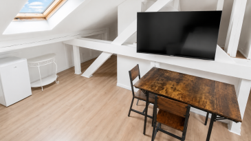 Au 4ème étage d'un immeuble calme
proche de toutes commodités,

Lumineux studio meublé avec une cuisine ouverte semi-équipée (réfrigérateur, et plaque de cuisson, rangement, lit) d'environ 30m² avec salle d'eau avec douche meuble vasque et wc.

DV pvc 

A. ROMANO 
06.70.32.89.54