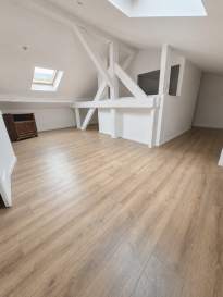 Au 4ème étage d'un immeuble calme
proche de toutes commodités,

Lumineux studio non meublé avec une cuisine ouverte semi-équipée (réfrigérateur, et plaque de cuisson) d'environ 30m² avec salle d'eau avec douche meuble vasque et wc.

DV pvc avec volet roulant

A. ROMANO 06.70.32.89.54