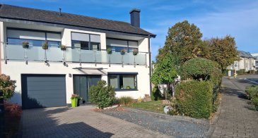 CADRE RÉSIDENTIEL PRIVILÉGIÉ ET ENVIRONNEMENT VERDOYANT

Située dans un quartier résidentiel agréable de Mamer,  
Cette maison 3 façades bénéficie d'un environnement verdoyant et d'une vue dégagée sur les prairies.

Édifiée sur un terrain de 4,5 ares, elle offre 163 m² habitables, environ 220 m² de surface utile, dont les combles aménagés d'environ 30 m² au sol.

**Caractéristiques principales :**

* 5 chambres
* Chambre au rez-de-chaussée d'environ 16 m² avec salle de douche privative
* salle de douche + WC séparé
* Cuisine équipée
* Jardin et terrasse couverte avec pergola
* 2 Balcons au 1er étage
* Garage pour 1 voiture + 3 emplacements extérieurs
* Triple vitrage
* Volets électriques sur la majorité des fenêtres
* Combles aménagés
* Chaudière Buderus au mazout

Construite en 1976, la maison a bénéficié d'une rénovation complète en 2012, notamment des installations électriques et sanitaires, des revêtements, de la cuisine et des salles d'eau.

**Potentiel supplémentaire** : possibilité d'extension ou d'aménagement d'un espace indépendant-logement intégré.

info@ansam.lu - 691 580 942