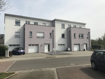 LOCALISATION: 

22, rue de la Résistance à L-4996 SCHOUWEILER

L'appartement se trouve dans une rue calme en retrait de la rue. Entouré d'espaces verts et d'un parc communal.  (Petite résidence avec 2 appartements par bloc)

Facilités d'accès aux transports en commun.

AGENCEMENT:

L'appartement bénéficie de 2 belles chambres à coucher, toutes climatisées. D'un agréable living avec cheminée (possibilité d'y poser un poêle ou autres) et de deux belles terrasses  de 19.40 et 12.46m2 à l'avant et à l'arrière du bâtiment. Cuisine équipée complète (Kichechef). Une salle de bains avec douche. 

COMPLEMENT:

Un garage 2 voitures avec emplacement privé devant pour une voiture. Chaudière au gaz indépendante. Une cave/buanderie indépendante.
