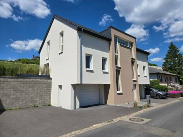 + MAISON DIVISER EN 2 APPARTEMENTS +

Nous vous proposons en exclusivité un superbe immeuble construit fin 2020, situé dans le paisible village de Harlange. 
Niché dans un environnement verdoyant à seulement 150m du centre du village avec son épicerie et son bar-restaurant, il offre un cadre de vie idéal alliant tranquillité et proximité.
Cet immeuble est idéal pour une grande famille, pour une occupation mixte d'habitation et bureaux ou activités libérales, ou encore pour investisseurs.

Bâtit sur un terrain de 4.5 ares et avec une superficie totale de 335 m² (dont 230 m² habitables au-dessus de 2.50 m), cet immeuble contemporain séduit par ses volumes lumineux et ses finitions haut de gamme. 

- Le rez-de-chaussée accueille 2 grands garages avec accès indépendants, 2 buanderies indépendantes, 1 local technique, 1 couloir, 1 débarras et un hall d'escalier communs. 
- Au 1er étage, un rez-de-jardin présente un séjour ouvert sur 45m² avec accès direct à une grande terrasse de 120m² et un jardin de 75m² ; cet étage comporte aussi 3 pièces/chambres de 12m2 et une salle de bain avec douche à l'italienne et WC de 8m², ainsi qu'un couloir avec petit dressing et WC indépendant. 
- Au 2e étage on trouve exactement la même configuration qu'au 1er. 

Sous les combles se trouve un grenier non-aménagé de 56m².
L'immeuble est construit avec des matériaux nobles et bénéfice d'une certification énergétique B ; il est équipé d'un chauffage au sol, d'une pompe à chaleur, d'une ventilation double flux, de châssis PVC triple vitrages et d'un vidéophone. Les 3 parkings extérieurs latéraux et les aménagements extérieurs complètent ce bien d'exception.

On trouve l'arrêt de bus à 250m et l'école fondamentale à 300m. Le centre commercial avec toutes les commodités de Pommerloch se trouve à 10min et Wiltz à 15min ainsi que Bastogne. Ettelbruck se situe à 30min, l'aéroport de Findel à 45min et le Kirchberg à 50min.

Pour tout renseignement complémentaire ou information veuillez nous contacter par email info@immonordstrooss.lu ou par Tél: 691 850 805.

Proposition de crédit/financement à taux compétitif auprès des banques Luxembourgeoise incluse dans nos services gratuits.