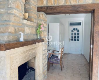 Appartement meublé situé dans le quartier de Luxembourg-Weimerskirch, rue du Soleil.

A 5 minutes des arrêts de bus, du Kirchberg et de la ville.

Lumineux et atypique il sera vous charmer.

Avec +/− 70m² de surface habitable, il se compose comme suit:

- Séjour avec des murs en pierres naturelles et une cheminée fonctionnelle
- Cuisine équipée (rangements, couverts, vaisselles)
- Coin bureau avec meuble
- Chambre à coucher
- Salle de bain avec douche et toilette

A savoir: 

- Loyer à 1.750€
- Charges de 150€ (tout compris électricité, chauffage, et internet)
- Ménage de l'appartement possible avec 30€ supplémentaires par semaine
- Il est possible de louer l'appartement pour des courtes durée (entre 3 mois et 1 an)
- Caution de 1 à 2 mois selon la durée du contrat

Pour toutes questions, n'hésitez pas à nous contacter au 26.311.992.<br /><br /> ---------- <br />Furnished flat located in the Luxembourg-Weimerskirch district.

5 minutes from the bus stops, Kirchberg and the city.

Bright and atypical, it will charm you.

With +/− 70m² of living space, it is composed as follows:

- Living room with natural stone walls and functional fireplace
- Fitted kitchen (cupboards, cutlery, crockery)
- Office area with furniture
- Bedroom
- Bathroom with shower and toilet

Worth knowing: 

- Rent at €1,750
- 150€ utilities (including electricity, heating and internet)
- The flat can be cleaned for an extra €30 per week.
- It is possible to rent the flat for short periods (between 3 months and 1 year)
- Deposit of 1 to 2 months depending on the length of the contract

If you have any questions, please do not hesitate to contact us on 26.311.992.