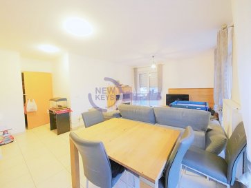 New Keys vous propose ce bel appartement de 2 chambres avec 2 garages !

ils 'agit d'un appartement en rez-de-chaussée d'environ 65m2, au sein d'une petite copropriété datant de 2006. Le bien se présente de la manière suivante : 

-	Hall d'entrée 
-	Cuisine équipée ouverte 
-	Séjour avec accès à deux balcon ( 7.50 et 4,50m2)
-	WC séparé 
-	Salle de bains avec douche et baignoire 
-	2 chambre à coucher (14m2 et 8m2) avec balcon

Pour compléter le bien :
-	Deux Garages 
-	Un Parking 
-	Une cave à titre privative
-	Une buanderie commune

N'hésitez pas à nous contacter au 352 27 99 86 23 ou par mail info@newkeys.lu pour plus d'informations.

Nous recherchons en permanence pour la vente et pour la location, des appartements, maisons, terrains à bâtir pour notre clientèle déjà existante.
N'hésitez pas à nous contacter si vous avez un bien pour la vente ou la location.
Estimation gratuite.

COVID: Pour votre sécurité, nos visites sont effectuées avec des masques.
Les prix s'entendent frais d'agence inclus dans le prix et payable par le vendeur.

Ref agence : 5003500