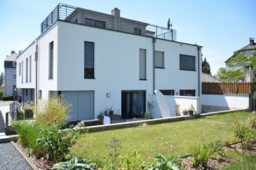 MAMER, rue de la Libération, appartement triplex de 130m2 comprenant:
Au RDC: entrée avec placard, WC séparé, living avec accès terrasse et jardin privatif, une cuisine équipée avec bar ouverte sur living.
Au premier étage: chambre parentale avec salle de bains, un débarras.
Au dernier étage: deux chambres à coucher, une salle de douche avec WC, grande terrasse. 
Deux places de parkings au sous-sol, une cave. 
Disponibilité: 1er mars 2026

Contact et visites:
Mme Nassim Toloui
nassim@parkagence.lu