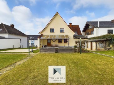 Située à Wecker-Gare, dans la commune de Biwer, cette maison jumelée datant de 1950, en bon état, construite sur un terrain de 9.05 ares, bénéficie d'une surface totale de ± 250 m² dont ± 162 m² habitables. Avec son exposition est-ouest, dans un paisible village, elle est disponible immédiatement et se présente comme suit :

Au rez-de-chaussée, un hall d'entrée de ± 12 m² dessert la cuisine de ± 15 m², la salle à manger de ± 15 m² avec cheminée et un accès au balcon de ± 3 m², le séjour de ± 32 m², un bureau de ± 9 m² ainsi qu'un wc séparé de ± 6 m² (avec pré-installation pour une douche).

Un demi-palier au-dessus mène à une salle de bain de ± 7 m² (avec lavabo, baignoire, douche et wc).

Le premier étage comprend un palier de ± 5 m² et quatre chambres de ± 12, 13, 18 et 19 m².

Le sous-sol propose deux garages de ± 22 et 25 m², une buanderie de ± 13 m², une cave de ± 12 m², une chaufferie de ± 13 m² et un débarras de ± 3 m².

Détails complémentaires :

Les fenêtres sont équipées de châssis en bois avec double vitrage. Des volets électriques sont installés au rez-de-chaussée. Le chauffage est assuré par une chaudière au mazout installée en 2021.

L'extérieur dispose d'un jardin de ± 400 m² offrant une vue dégagée. Deux places de parking supplémentaires sont disponibles devant la maison.

Les commodités à proximité comprennent des transports en commun, un centre sportif, des clubs sportifs et des connexions autoroutières. La gare, la forêt, des parcs de jeux ainsi que des pistes cyclables et de randonnées sont également accessibles rapidement. Plusieurs restaurants se trouvent à quelques minutes.

Pour plus de renseignements, veuillez contacter Alexandre Apolinario au +352 691 282 214 ou alexandre@vanmaurits.lu et Nora au +352 691 136 875 ou nora@vanmaurits.lu