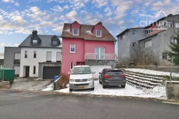 Scheidgen

Idéalement située au calme absolue, à +/− 25' de Luxembourg-Ville, Cimm Immobilier Luxembourg vous propose en exclusivité à la vente cette ravissante maison libre de 3 côtés, disposant de 3 chambres, d'un jardin, d'un garage 2 places ainsi que 2 emplacements extérieurs et d'une terrasse. 

Idéal pour une jeune famille ! 

La maison se compose au RDC : hall d'entrée, garage, local technique, débarras, wc séparé. 

1er étage : hall de nuit, salon / cuisine avec terrasse, chambre, salle de bains. 

2e étage : hall de nuit, 2 chambres, cuisine équipée.

Grenier en enfilade pouvant accueillir une 4e chambre. 

Equipement technique : châssis PVC triple vitrage, chauffage central ET / OU par le sol au bois. 

Pour plus de renseignements et/ou visites, veuillez contacter Cimm Immobilier Luxembourg au : (+352)26 95 40 03