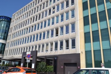 Avis aux investisseurs :

Situé allée Scheffer au Limpertsberg, ce bureau de ± 92 m2 se compose de 3 pièces principales de ± 13, 26 et 36 m2, de deux débarras et d’un wc séparé.
-	Le bureau est à vendre et libre au 14 février 2019
-	Le loyer du locataire actuel (2400€) est indexé;
-	Les charges mensuelles s’élèvent à 200€.
 
Généralités :
-	Bâtiment en bon état ;
-	Parking, bus, tram (bientôt) au pied de l’immeuble.
