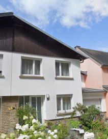 Découvrez cette charmante maison jumelée à louer, située dans la pittoresque ville de Larochette, Luxembourg, et proposée par NEWGEST S.A R.L. Ce bien unique est exclusivement disponible sur athome.lu, offrant une occasion exceptionnelle de découvrir le confort et le style de vie qu'elle propose.

Détails de la Propriété :

Cette maison attrayante propose une surface habitable de 145 m², récemment rénovée en 2026, garantissant un cadre moderne et rafraîchi. Avec quatre chambres spacieuses, une salle de bains et une douche, elle est parfaite pour les familles à la recherche d'un espace de vie généreux. Un garage est inclus, offrant un stationnement privé sécurisé. La maison dispose également d'une cave et d'une buanderie, parfaits pour vos besoins de rangement. Pour les amateurs de cuisine, une cuisine séparée entièrement équipée saura les séduire. Profitez du confort supplémentaire d'une cheminée pour des soirées chaleureuses en hiver. De plus, un beau jardin de 25 m² et un balcon de 10 m² agrémentent cet espace de vie, offrant des opportunités de détente en plein air.

Installations à Proximité :

Larochette offre un cadre de vie agréable avec une atmosphère de quartier conviviale. Les familles apprécieront la présence d'écoles de qualité à proximité, garantissant un accès facile à l'éducation. Vous trouverez également de nombreuses options pour vos courses et votre restauration, avec un choix varié de commerces et de restaurants. Pour vos loisirs, parcourez les nombreux sentiers de randonnée et profitez des activités en plein air que Luxembourg a à offrir. La région est bien desservie par les transports en commun, facilitant vos déplacements au quotidien. Les services de santé locaux assurent également une couverture sanitaire fluide pour les résidents.

Ne manquez pas cette opportunité unique ! Contactez-nous dès aujourd'hui sur info@newgest.lu  pour planifier une visite par le biais du formulaire de contact ou par téléphone au +352 621 323 127.
