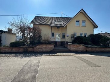 Nunkirchen

Großes Einfamilienhaus mit Einliegerwohnung

Wohnhaus:
+- 195m2 Wohnfläche
-450m2 Grundstücksfläche (wenig Garten)
-Offener Wohn-Essbereich mit Kamin
-separate Küche (Einbauküche)
-3-4 Schlafzimmer, 1 davon mit Ankleide
-1 Badezimmer
-1 Gästewc 

Einliegerwohnung mit separatem Eingang :
Auch als Büro/Praxis nutzbar
+-70m2 Wohnfläche
-offener Wohn-Ess-Küch-Schlafbereich
-1 Badezimmer


- 1 Stellplatz für 1 Auto
- Pelletheizung
- Solaranlage
- PV-Anlage