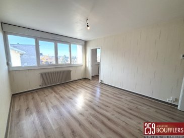 NANCY/BOUFFLERS - APPARTEMENT 3 PIECES.  En Exclusivité. NANCY/BOUFFLERS. Appartement de 3 pièces principales, d'une surface de 52m2 CARREZ, situé au deuxième et dernier étage Nord d'une petite copropriété ravalée et isolée en 2025. Offrant : une entrée avec placard intégré, une pièce de vie de 16m2, une cuisine séparée semi-équipée, deux chambres (8.80m2 et 9.56m2), une salle d'eau et un WC séparé. Chauffage individuel gaz. Cave privative de 4.38m2 au sous-sol. Garage privatif de 14.67m2 dans l'aile Nord. Idéalement situé, proche de toutes commodités (axes autoroutiers, transports dont bus ligne T4, commerces, écoles...). www.agencedeboufflers.fr
Les informations sur les risques auxquels ce bien est exposé sont disponibles sur le site Géorisques : www.georisques.gouv.fr