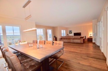 Luxcess21 vous propose, à Wincheringen dans la belle cité auf Mont, une Villa de près de 210m², se lovant confortablement au creux d'un magnifique terrain de 1605m², offrant, avec sa terrasse et on grand jardin, une vue imprenable.
L’habitation se développe sur deux niveaux et dispose en rez-de-chaussée d'une cuisine équipée ouverte sur la salle à manger et salon de 56m², donnant accès à la terrasse permettent d’apprécier une jolie vue dégagée sur le village et la campagne environnante, d'un grand WC séparé ainsi que la buanderie donnant accès au double garage.
Le premier étage offre une galerie avec accès à deux chambres dont une avec grand balcon, à la salle de douche, ainsi qu'à la suite parentale avec dressing et salle de bain privative comprenant un Whirlpool.
Cette Villa comprends un équipement haut de gamme avec des finitions parfaites.

Luxcess21 bietet Ihnen in Wincheringen in dem schönen Wohngebiet auf Mont eine Villa von ungefähr 210m², die sich bequem in die Mulde eines herrlichen Landes von 1605m² einfügt und mit seiner Terrasse und dem großen Garten eine atemberaubende Aussicht bietet.
Das Haus ist auf zwei Ebenen und hat im Erdgeschoss eine offene Küche zum Esszimmer und Wohnzimmer von 56m2, die Zugang zur Terrasse bietet, die einen schönen Blick auf das Dorf und die umliegende Landschaft bietet, eine große separate Toilette und die Waschküche (HWR), die Zugang zur Doppelgarage bietet.
Die erste Etage bietet eine Galerie mit Zugang zu zwei Schlafzimmern, eines davon mit großem Balkon, dem Duschbad und der Master-Suite mit Ankleidezimmer und eigenem Bad mit Whirlpool.
Diese Villa verfügt über hochwertige Ausstattung in perfekter Ausführung.