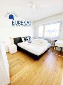 +++AVIS AUX INVESTISSEURS!!+++EUREKA REAL ESTATE vous présente en exclusivité à la vente un magnifique appartement traversant entièrement RENOVE, très lumineux, MEUBLE idéalement situé au 1er étage d'une résidence entretenue à 2mn à pied du parc de Merl, proche du centre-ville, des commerces et transports en commun, qui se compose comme suit:

-hall d'entrée avec placards encastrés 
-wc séparé
-salle de bains NEUVE réalisé par un architecte d'intérieur avec baignoire vasque et sèche serviette
-cuisine équipée neuve entièrement équipée SIEMENS  avec machine à laver intégrée et accès sur premiere terrasse à l'arrière du bâtiment 
-salon entièrement équipée avec canapé, table et 4 chaises, TV écran plat SAMSUNG, tapis et table basse
-un chambre avec parquet massif au sol, grand lit double, bureau et chaises et deux tables et lampes de chevet grands placards encastrés, volets électriques 
-une deuxième chambre avec grand lit double, bureau et chaises, tables et lampes de chevet, armoire de rangement ouvert sur un deuxième balcon.

Une belle cave et un emplacement pour machine à laver/sèche-linge dans une buanderie commune vient compléter cet ensemble.

Possibilité d'acheter une place de parking intérieur moyennant supplément de prix.

L'appartement est actuellement loué 2.300€ et 300€ de charges par mois

Pour plus de renseignements et pour convenir d'une visite, merci de contacter le +352 671 137 400