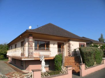 Maison 120m² WEITBRUCH. WEITBRUCH à 10'min de Haguenau. Maison de plain-pied dans un quartier très agréable et calme. 
Spacieuse maison de 130m², lumineuse, comprenant 3 chambres, un vaste séjour, une cuisine équipée.
Vous disposerez également d'un très grand sous-sol ainsi que d'un garage et d'un jardin.
Chauffage au fioul.

Disponible mi juin.

Loyer : 925 EUR par mois charges comprises dont 40 EUR par mois de provisions de charges (régularisation annuelle)
Dépôt de garantie : 850 EUR
Honoraires charge locataire : 886,50 EUR TTC dont honoraires état des lieux charge locataire : 90 EUR TTC