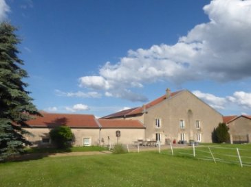 CORPS DE FERME.  A 20 MINUTES DE METZ : 750 000 EUR FAI Grand corps de ferme avec pâture attenante, d\'une superficie de 3 ha 65 a. Idéal pour chevaux. Comprenant une maison d\'habitation avec 8 pièces, un grand hangar de 370m2 et une grande dépendance avec possibilité de faire plusieurs appartements. Terrain clos et arboré. Ce bien comprenant également une grande terrasse avec piscine et un jardin sur l\'arrière. Les honoraires sont à la charge du vendeur.<br> Contact : 06.150.144.36  