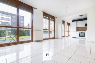 Situé dans un quartier calme du Kirchberg (6, rue d'Avalon) et proche des institutions européennes, à 5 min d'Auchan, KPMG, créduit Suisse, EY, EIB, UBS, BNP Paribas, Amazon...

Cet agréable appartement lumineux, situé au rez-de-chaussée d'un bel immeuble, offre ± 50 m² habitables et est agencé comme suit :

Un hall d'entrée de ± 3 m² dessert un salon avec une cuisine ouverte de ± 27 m² équipée et aménagée (de 2021), une terrasse privative de ± 16m², un palier de ± 3 m², une salle de bain de ± 6 m² (avec baignoire, lavabo, wc), ainsi qu'une chambre de ± 9 m².

Une cave privative ± 4 m² (n°3020) et une buanderie commune complètent l'offre.

Détails compémentaires:

Appartement lumineux en parfait état ;
Immeuble construit en 1999 ;
Double vitrage, châssis en bois, stores manuels à lamelles extérieurs ;
Sol en carrelage, mur en carrelage et peinture ;
Chaudière au gaz ;
Terrasse agréable avec vue sur le jardin ;
Proximité des grands axes routiers, centre commercial, cinéma, hôpital, restaurants, business centers. Tram et bus à disposition. 

Loyer : 1.600 € ; 
Charges : 200 € Garantie locative : 2 mois de loyer ;
Bail : 1 an ; 
Disponible : 1er juillet 2026 ; 
Frais d'agence : 1 mois de loyer + TVA 17%. 

Agent responsable : Katia Gravière au 661 33 29 82 ou katia@vanmaurits.lu