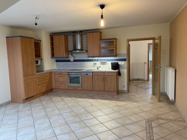 *** SOUS COMPROMIS ***

Bel appartement de 80m² à vendre dans une résidence à Colpach-Haut, établie dans un écrin de verdure.

L'appartement situé au 2ème étage se compose de:
- beau hall d'entrée
- wc séparé
- beau séjour / salle à manger avec coin cuisine équipée, possibilité d'installer un poêle à bois (tout est déjà prévu pour la cheminée)
- grande salle de bain avec douche, wc, lavabo
- 2 chambres à coucher de 14m² et 15m².

Via une des chambres vous accéder à un espace bureau (avec vélux et puit de lumières) ainsi qu'à une buanderie.

L'appartement dispose d'un garage avec évier, prise électrique et un niveau de rangement et d'un emplacement extérieur.
