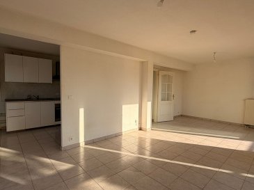 THIONVILLE AVENUE DE GUISE,  APPARTEMENT AVEC TERRASSE ET PARKING. Dans une belle résidence avec ascenseur, à proximité des écoles Victor Hugo et des commerces, découvrez cet appartement de 68 m² situé au 2ème étage.
Il offre une entrée avec placards, une cuisine ouverte sur un double séjour lumineux donnant accès à une terrasse, une chambre, une salle de bains et un WC séparé.
Un parking privatif en sous-sol complète ce bien.
Travaux de rafraichissement à prévoir.
Un appartement idéal pour un premier achat ou un investissement locatif, dans un secteur pratique et recherché de Thionville.

Les informations sur les risques auxquels ce bien est exposé sont disponibles sur le site Géorisques : www.georisques.gouv.fr » 
Renseignements et visites : 
Karine Karas : 06 08 31 19 87
 (4.57 % d'honoraires TTC à la charge de l'acquéreur.)
Copropriété de 15 lots (Pas de procédure en cours).
Charges annuelles : 1224.00 euros.