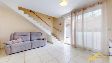 L'agence IMMO LORENA de Pétange a choisi pour vous cette BELLE MAISON à MONT SAINT MARTIN (FR) dans un quartier résidentiel paisible, construite en 2006 et située à 5 minutes de Rodange (LUXEMBOURG)!
Venez découvrir cette très belle maison avec 2 chambres d'environ 75 construite avec des matériaux de qualité.
Elle se compose de la manière suivante :

â€¨AU REZ-DE-CHAUSSÉE :

- Un hall palier faisant 4,12 m2
- Un Hall de nuit faisant 7,60 m2 amenant à:
- L'hall d'entrée de 4,87 m2
- Une cuisine de 7,31 m2
- Un salon de 19,85 m2 adonnant accès à la terrasse
- Une terrasse de 28,46 m2

AU PREMIER ETAGE:

- Un Hall de nuit faisant 2,44 m2 amenant à:
- 1ère chambre de 14,91 m2
- 2ème chambre de 12,98 m2
- Une salle de bain de 7,04 m2

La maison dispose également d'un garage individuelle faisant 17,24 m2
â€¨â€¨
CARACTERISTIQUES DE LA MAISON :

- La maison a été complètement rénovée en 2024
- Nouvelle cuisine installée en 2024


TAXE FONCIERE: 768 euros


3% du prix de vente à la charge de la partie venderesse + TVA
Pas de frais pour le futur acquéreur.

Pour tout contact:
Joanna RICKAL: +352 621 36 56 40
Vitor Pires: +352 691 761 110

L'agence Immo Lorena est à votre disposition pour toutes vos recherches ainsi que pour vos transactions LOCATIONS ET VENTES au Luxembourg, en France et en Belgique. .