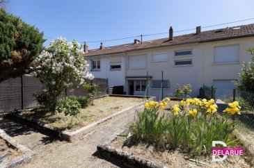 L\'immobilière Delarue vous propose en exclusivité une maison mitoyenne sur 2 cotés à proximité du centre ville de Ars sur Moselle.<br />Ce bien d\'une superficie habitable de 96 m2 est composé au Rdc d\'un hall d\'entrée et d\'un garage.<br />Au 1er étage, un WC, un salon/séjour avec un accès balcon sur le devant de la maison, une cuisine avec accès sur une terrasse/jardin.<br />Au 2ème étage, une salle de bain et 3 chambres dont une avec un accès balcon.<br />Le terrain est cadastré sur une sur face de 267 m2.<br />Les menuiseries donnant sur la façade principale sont munies de volets roulants motorisés.<br />Chauffage au gaz.<br />La commune de Ars sur Moselle dispose de nombreux commerces, école maternelle à collège et d\'une gare SNCF.<br />Le prix de ce bien est 196 100 ' et les honoraires sont intégralement à la charge du vendeur.