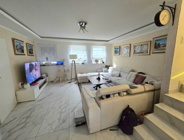 AXHOME vous propose à la vente cette belle maison mitoyenne d'environ 130 m² habitables (190 m² utiles) sur un terrain de presque 2 ares à Erpeldange, commune de Wiltz.

La maison se compose comme suit :

Au rez-de-chaussée :
- Hall d'entrée avec WC séparé et espace buanderie de 4 m²
- Local technique de 4 m²
- Salon, cuisine et salle à manger ouverts sur 47 m²
- Accès au jardin d'environ 50 m²

Au premier étage :
- Hall de nuit de 4 m²
- 2 chambres à coucher de 11,5 m² chacune
- 1 chambre de 16 m² avec dressing intégré
- Salle de douche avec WC de 7,9 m²

Au deuxième étage :
- Grenier aménagé
- Hall de 4 m²
- 2 chambres avec 12 m² chacune
- 1 salle de bain complète avec douche et WC de 5,6 m²

À l'avant de la maison : parking pour 3 voitures et un petit espace vert.

Atouts :

- Construction 2019
- Classe énergétique BB
- Chauffage au sol
- Aucun frais à prévoir
- Triple vitrage

Idéal si vous recherchez confort et espace !

Pour plus d'informations, n'hésitez pas à nous contacter :
- Téléphone : +352 691 911 993 (Roberto Alex)
- E-mail : info@axhome.lu

Nous restons bien entendu à votre entière disposition si vous souhaitez vendre ou louer votre bien. Nous nous occupons de toutes les démarches administratives liées à l'immobilier.

Nous sommes également disponibles pour des estimations gratuites.

 ---------- 
AXHOME bietet Ihnen zum Verkauf dieses schöne Reihenhaus mit ca. 130 m² Wohnfläche (190 m² Nutzfläche) auf einem fast 2 Ar großen Grundstück in Erpeldingen, Gemeinde Wiltz.

Das Haus besteht wie folgt:

Im Erdgeschoss:
- Eingangshalle mit separatem WC und Waschküche von 4 m²
- Technikraum von 4 m²
- Wohnzimmer, Küche und Essbereich offen auf 47 m²
- Zugang zum Garten von etwa 50 m²

Im ersten Stock:
- Flur von 4 m²
- 2 Schlafzimmer von 11,5 m² jeweils
- 1 Schlafzimmer von 16 m² mit integriertem Ankleidezimmer
- Duschbad mit WC von 7,9 m²

Im zweiten Stock:
- Ausgebauter Dachboden
- Flur von 4 m²
- 2 Schlafzimmer mit jeweils 12 m²
- Vollbad mit Dusche und WC von 5,6 m²

Vor dem Haus: Parkplatz für 3 Autos und ein kleiner Grünbereich.

Vorteile:

- Baujahr 2019
- Energieklasse BB
- Fußbodenheizung
- Keine zu erwartenden Kosten
- Dreifachverglasung

Ideal, wenn Sie Komfort und Raum suchen!

Für weitere Informationen zögern Sie nicht, uns zu kontaktieren:
- Telefon: +352 691 911 993 (Roberto Alex)
- E-Mail: info@axhome.lu

Wir bleiben selbstverständlich zu Ihrer Verfügung, wenn Sie Ihre Immobilie verkaufen oder mieten möchten. Wir übernehmen alle administrativen Schritte im Zusammenhang mit Immobilien.

Wir stehen auch für kostenlose Bewertungen zur Verfügung.

 ---------- 
AXHOME offers this beautiful semi-detached house for sale, approximately 130 m² of living space (190 m² useful) on a plot of almost 2 ares in Erpeldange, commune of Wiltz.

The house is composed as follows:

On the ground floor:
- Entrance hall with separate WC and 4 m² laundry room- Technical room of 4 m²- Living room, kitchen, and dining room open over 47 m²- Access to the approximately 50 m² gardenOn the first floor:- Night hall of 4 m²- 2 bedrooms of 11.5 m² each- 1 bedroom of 16 m² with integrated dressing- Shower room with WC of 7.9 m²On the second floor:- Converted attic- Hall of 4 m²- 2 bedrooms of 12 m² each- 1 full bathroom with shower and WC of 5.6 m²At the front of the house: parking for 3 cars and a small green space.

Assets:
- Construction 2019- Energy class BB- Underfloor heating- No costs to anticipate- Triple glazingIdeal if you seek comfort and space!

For more information, do not hesitate to contact us:- Phone: +352 691 911 993 (Roberto Alex)

- Email: info@axhome.luWe are, of course, at your entire disposal if you wish to sell or rent your property. 

We handle all administrative procedures related to real estate.We are also available for free estimates.

 ---------- 
AXHOME proposéiert Iech dëst schéint Mëttelhaus mat ronn 130 m² Wunnfläch (190 m² total) op engem Terrain vu bal 2 Aren zu Erpeldange, Gemeng Wiltz, zum Verkaf.

D'Haus huet déi folgend Aufdeelung :

Um Rés-do-Chaussée :
- Entréehal mat getrenntem WC an engem Wäschraum vun 4 m²
- Technikraum vun 4 m²
- Salon, Kichen an Iessberäich op 47 m² opmaachend
- Zougang zum gaart vun ongeféier 50 m²

Um éischte Stack :
- Nocéhal vun 4 m²
- 2 Schlofkummer vun 11,5 m² jeeweileg
- 1 Schlofkummer vu 16 m² mat integréiertem Dressing
- Duschbuedzëmmer mat WC vu 7,9 m²

Um zweete Stack :
- Ausgebauten Dänn
- Hall vun 4 m²
- 2 Schlofkummer vun 12 m² jeeweileg
- Komplett Buedzëmmer mat Dusch an WC vu 5,6 m²

Vir un der Haus : Parkplaz fir 3 Autoen an eng kleng Gréngfläch.

Virdeeler :

- Baujoer 2019
- Energieklass BB
- Buedemheizung
- Keen zkënftege Frais
- Dräifachverglasung

Ideal wann Dir Komfort an Raum sicht !

Fir méi Informatiounen zéckt net eis ze kontaktéieren :
- Telefon : +352 691 911 993 (Roberto Alex)
- E-Mail : info@axhome.lu

Mir sti natierlech voll zur Verfügung wann Dir Äert Wunnen a Verkaf oder Locatioun plangt. Mir këmmeren eis ëm all administrativ Schrëtt am Zesummenhang mat der Immobilie.

Mir bidden och gratis Schätzungen un.