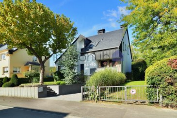 immohub, votre partenaire immobilier à Kayl, a le plaisir de vous présenter cette magnifique maison unifamiliale libre de quatre côtés, construite en 1989.
Nichée dans un quartier résidentiel paisible, sans trafic de passage, cette propriété séduit par son cadre de vie verdoyant et son vaste terrain arboré de 19 ares 50 centiares, agrémenté d'un étang, d'un potager et d'une charmante dépendance type chalet.
Offrant une surface habitable d'environ 145 m² pour une surface brute totale de 261 m², cette maison lumineuse et bien entretenue combine espace, confort et sérénité, dans un environnement naturel privilégié.

La maison se compose comme suit :

Rez-de-chaussée (Hauteur sous plafond : 2,51 m)
-Hall d'entrée : 11,90 m²
-Spacieux double séjour de 52,80 m² avec cheminée ouverte et accès direct au jardin
-Chambre I / Bureau : 9,90 m² avec sortie sur balcon d'environ 4,10 m²
-Cuisine indépendante entièrement équipée : 18,20 m² avec accès au jardin

Étage (R+1)
-Hall de nuit : 3,90 m²
-WC séparé : 2,25 m²
-Salle de douche : 7,35 m² avec sanitaires encastrés
-Chambre II : 15,20 m²
-Chambre III : 22,70 m²

Sous-sol (R-1) (Hauteur sous plafond : 2,24 m)
-Hall de cave : 11,15 m²
-WC séparé : 1,90 m²
-Buanderie : 14,35 m²
-Cave : 8,55 m²
-Local technique : 5,40 m²
-Atelier : 13,40 m²
-Garage double : 32,30 m²
-Débarras : 5,25 m²

Grenier accessible par trappe : environ 25 m²

Extérieurs & Dépendances :
La propriété bénéficie d'une dépendance type chalet, comprenant un espace de rangement ou garage idéal pour les machines de jardin. Le vaste jardin arboré, soigneusement entretenu, offre un cadre idyllique pour les amoureux de nature et de tranquillité.

Informations complémentaires :
-Année de construction : 1989
-Surface brute : +/- 261 m² / Surface habitable : +/- 145 m²
-Double vitrage PVC avec volets manuels
-Orientation : Nord
-Chauffage au gaz - chaudière Buderus (2023)
-Dalles en béton
-Porte de garage motorisée
-2 emplacements extérieurs + 2 emplacements intérieurs
-Charges mensuelles : environ 400 €
-Proximité immédiate de toutes commodités et de la nature

Un cadre de vie exceptionnel :
Cette maison d'architecture élégante allie le charme d'une construction solide à la quiétude d'un environnement verdoyant. Son immense terrain, sa luminosité naturelle et ses espaces généreux en font un bien rare sur le marché.