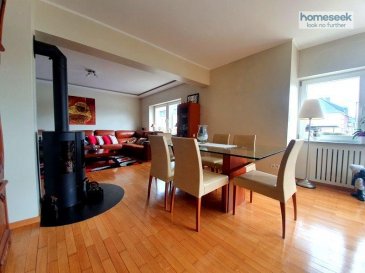 Dans une maison bi familiale, spacieux duplex de 141.26m² habitables, avec de nombreuses dépendances.<br>En rez-de-chaussée, vous trouverez :<br>- Hall d\'entrée de 14.51m² avec placards encastrés<br>- WC séparés<br>- 1 living lumineux de 33.84m²<br>- Débarras de 2.67m² jouxtant la cuisine<br>- Cuisine de 15.96m² sur salle à manger de 11.81m² avec baies vitrées ouvertes sur une très grande terrasse avec bar et barbecue et un jardin privatif d\'environ 2 ares avec abri de jardin et chalet. Cuisine d\'été tout confort et four à pizza.<br>Accès également à un double garage en enfilade de 24.50m² et un atelier de 23.11m².<br>A l\'étage :<br>- 3 belles chambres de 13.93m², 18.52m² et 14.74m².<br>- Salle de douche avec WC<br>- Hall de nuit<br>Sous-sol complet avec 3 pièces de rangement, wc et douches, espace cuisine et bureau sur un total de 75m² environ supplémentaires.<br>Plus d\'infos et visites au 621.37.08.96<br>