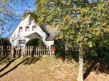 Individueller Charme, gemütliche Wohnatmosphäre und viel Platz für Ihre persönlichen Ideen ? ein Zuhause zum Wohlfühlen.

Dieses gepflegte Einfamilienhaus in 54689 Daleiden besticht durch seine liebevollen Details, seinen besonderen Charakter und den wunderschönen Garten. Auf ca. 125 m² Wohnfläche bietet das 1956 erbaute und fortlaufend renovierte Haus ein behagliches Zuhause mit vielseitigen Nutzungsmöglichkeiten.

Der Wohnbereich überzeugt mit einem offenen Kamin und einer gemütlichen Atmosphäre. Die Küche verfügt über einen zusätzlichen Holzofen und eine praktische Abstellkammer. Drei Schlafzimmer, ein Büro im Souterrain sowie ein Badezimmer mit Dusche, ein weiteres Badezimmer mit Badewanne und ein separates WC bieten Platz für Familie, Gäste und Homeoffice.

Ein besonderes Highlight ist das liebevoll angelegte Grundstück mit ca. 750 m². Die Terrasse mit ca. 20 m², ein Gewächshaus und ein separates Gartenhaus mit Ofen schaffen ideale Voraussetzungen für entspannte Stunden, gesellige Abende und individuelle Hobbys.

Ausstattung und Besonderheiten:
Ca. 125 m² Wohnfläche, Grundstück ca. 750 m²
Baujahr 1956, fortlaufend renoviert
Massivbauweise
Drei Schlafzimmer und zusätzliches Büro
Zwei Badezimmer sowie separates WC
Offener Kamin und Holzofen in der Küche
Öl-Zentralheizung von 1991
Warmwasserspeicher von 2023
Doppelverglaste Fenster, laut Angaben aus dem Jahr 1960
Einbauschränke
Bodenbeläge aus Holz, Fliesen und Teppich
Einbauschränke und Einbauregale
Terrasse ca. 20 m²
Garage, zwei Carports und zwei Stellplätze
Nicht ausgebauter Speicher
Gewächshaus und Gartenhaus mit Ofen

Ein Haus mit Persönlichkeit, gepflegtem Ambiente und einem Garten, der zum Verweilen einlädt. Bestimmte Einbauregale und Möbel können nach Absprache übernommen werden.

Lassen Sie sich bei einer Besichtigung vom besonderen Charme dieser Immobilie überzeugen.