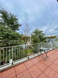 Découvrez ce studio meublé (prêt à vivre) à louer situé dans la charmante ville de Bridel, Luxembourg. 

Détails de la Propriété

Ce studio rénové en 2021 offre un espace de vie confortable de 37 m² avec des commodités modernes pour un mode de vie pratique. 

Il dispose d'une douche, est entièrement meublé, et comprend une cuisine équipée séparée, ce qui en fait un choix idéal pour ceux qui recherchent un logement prêt à vivre. 
De plus, un parking extérieur est inclus pour votre confort. 
La terrasse de 9 m² est orientée à l'est, offrant un bel espace extérieur pour profiter du matin. 

Le bâtiment, construit sur trois étages, est équipé d'un ascenseur et comprend aussi une buanderie avec lave-linge + sèche-linge et une cave. 
Connexion internet à fibre optique garantie. 

À Proximité
Situé dans le quartier accueillant de Bridel, ce studio bénéficie d'un accès facile à plusieurs infrastructures et commodités. Les écoles et établissements éducatifs sont à proximité, garantissant une excellente éducation aux résidents. 
Pour les amateurs de shopping et de gastronomie, divers magasins et restaurants sont accessibles aisément. 
Le quartier offre également des espaces verts pour la détente ou les activités sportives. Les services de santé et de transport public sont facilement accessibles, offrant ainsi une vie harmonieuse et bien connectée.

N'attendez plus ! Planifiez une visite dès maintenant en nous contactant via le formulaire de contact ou par mail.

Adresse:

13a, rue de Schoenfels, L-8151 Bridel