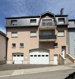A LOUER 

Appartement situé plein centre de Schifflange.

2ème étage;
- Hall d'entrée 
- Salon / Living avec accès balcon 
- Cuisine équipée
- 2 chambres à coucher 
- Salle de bains 
- Buanderie/ débarras 

Situation agréable et tranquille

À proximité : centre-ville, école, crèche, maison relais, commerces, accès autoroute, arrêt de bus, forêt, aire de jeu.

Nous vous invitons à contacter:
Moura Jemp
Tèl: +352621216646

Les surfaces et superficies sont indicatives