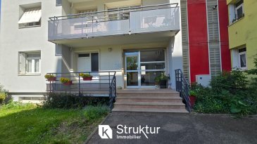 . Appartement 4 pièces avec terrasse, cave et parking en sous-sol - Montigny-lès-Metz
Au 5ème et dernier étage d'une résidence desservie par ascenseur, cet appartement de quatre pièces développe une surface Carrez de 88,54 m2. Il se compose d'un hall d'entrée, d'un dégagement desservant trois chambres, d'une cuisine équipée avec cellier, d'une salle d'eau et d'un WC séparé. Le séjour ouvre sur une terrasse de 7,50 m2 exposée sud, pour profiter pleinement de la luminosité tout au long de la journée.
L'appartement bénéficie de fenêtres PVC double vitrage avec volets, ainsi que d'un chauffage individuel au gaz avec production d'eau chaude indépendante.
Une cave et un box en sous-sol complètent ce bien.
Un environnement du quotidien pensé pour la praticité
Le secteur bénéficie d'un ancrage commerçant et scolaire complet, à quelques minutes à pied. Pharmacie et Super U (avec drive) répondent aux besoins courants, tandis que plusieurs boulangeries artisanales du quartier, dont Boulangerie Beige et Boulangerie-Pâtisserie Dudot, sont plébiscitées pour la qualité de leurs produits. Carrefour City et Proxi Super complètent l'offre de proximité.
Côté scolarité, les écoles élémentaires Peupion, Giraud et Saint-Exupéry ainsi que l'école maternelle Marc Sangnier se trouvent toutes dans un rayon proche, un atout pour les familles. Un arrêt de bus dessert directement le secteur (Montigny Saint-Privat), avec un accès rapide vers le centre de Metz et sa gare TGV, à une dizaine de minutes en voiture.
Nombre de lots : 144 lots principaux
Quote-part charges annuelles : 1885 EUR
DPE : D/ D 
Estimation des coûts annuels : entre 1 390 EUR et 1 930 EUR par an Prix moyens des énergies indexés sur les années 2021, 2022, 2023
 
honoraires charge acquéreur inclus dans le prix de vente